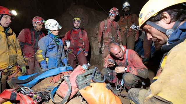 Los rescatistas se reúnen alrededor de una radio en la cueva de Morca, mientras participan en una operación de rescate para llegar al espeleólogo estadounidense Mark Dickey.