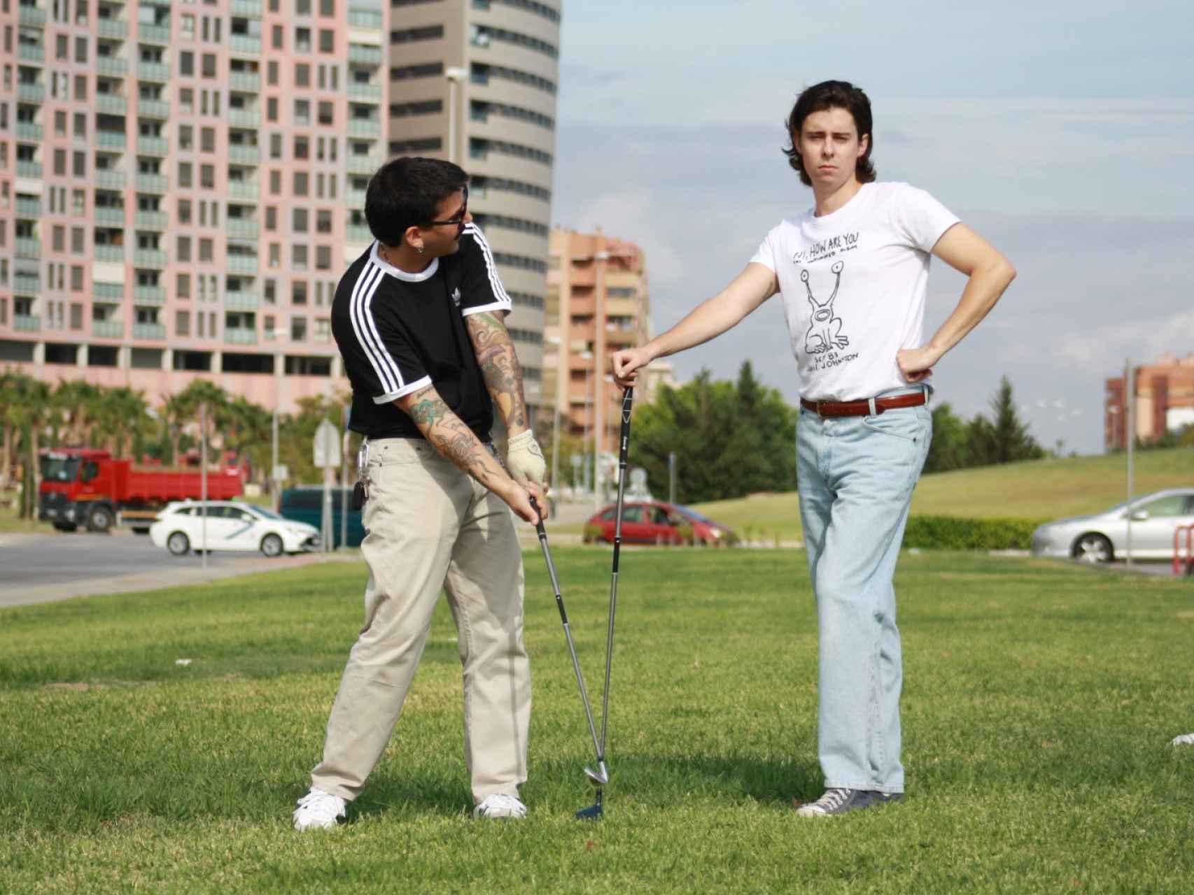 Julio García y Adri Gámiz posando con los palos de golf.: el swing es sensacional.