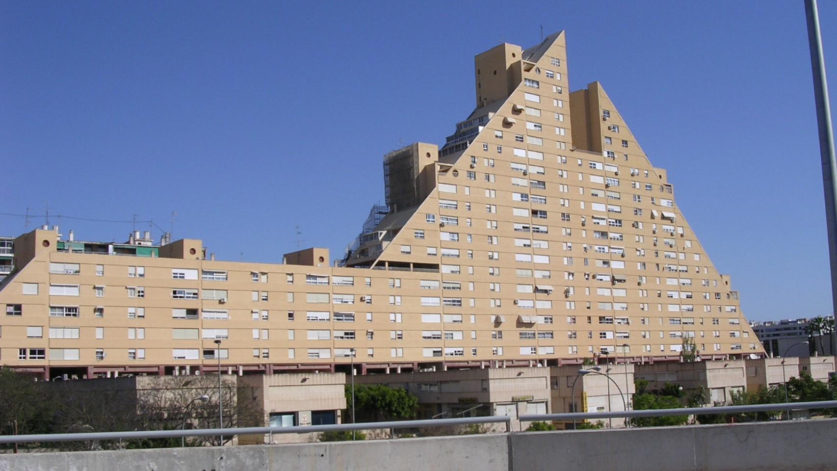 La silueta de la Pirámide lo ha convertido en uno de los edificios más conocidos en Alicante.