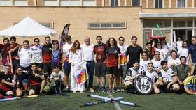 El alcalde de Valladolid, Jesús Julio Carnero, junto con los participantes en el campeonato de jugger, este sábado.