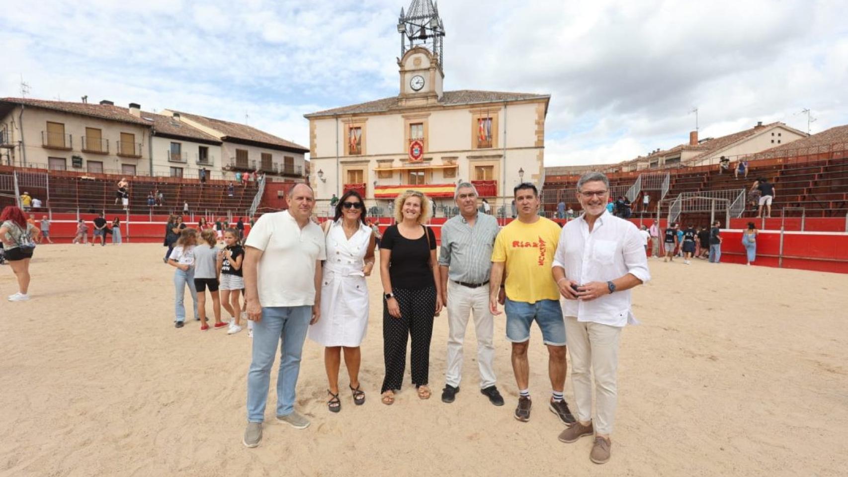 La secretaria de organización del PSCyL, Ana Sánchez, durante su visita al municipio segoviano de Riaza, este sábado.