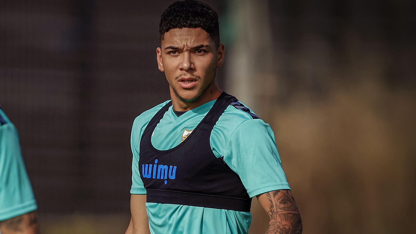 Loren Zúñiga durante un entrenamiento con el Málaga CF