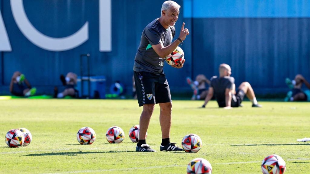 Sergio Pellicer dirige el entrenamiento del Málaga CF