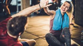Imagen de una pareja chocando los cinco en un descanso en un gimnasio. Foto: iStock.