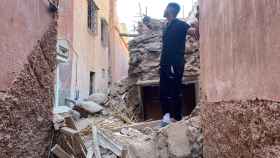 Un hombre echa un vistazo a los daños que ha provocado el terremoto en un edificio de Marrakech.