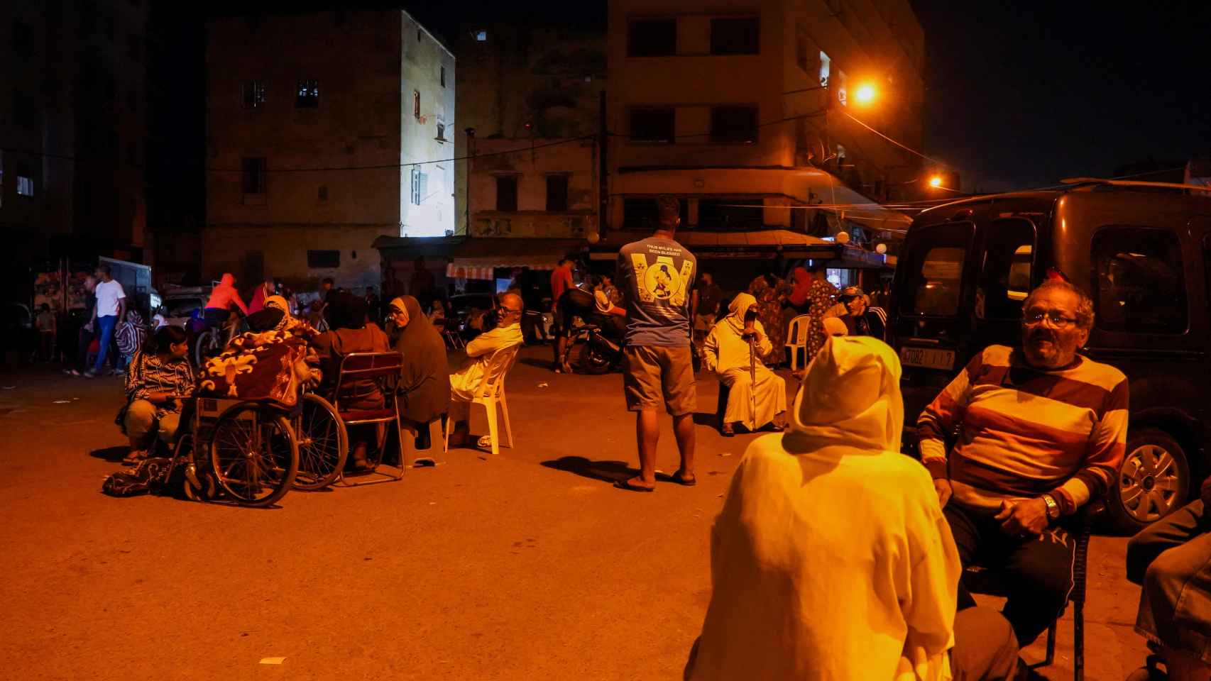 Un grupo de vecinos se reúne en las calles de Casablanca. No podían dormir por miedo a otro terremoto.