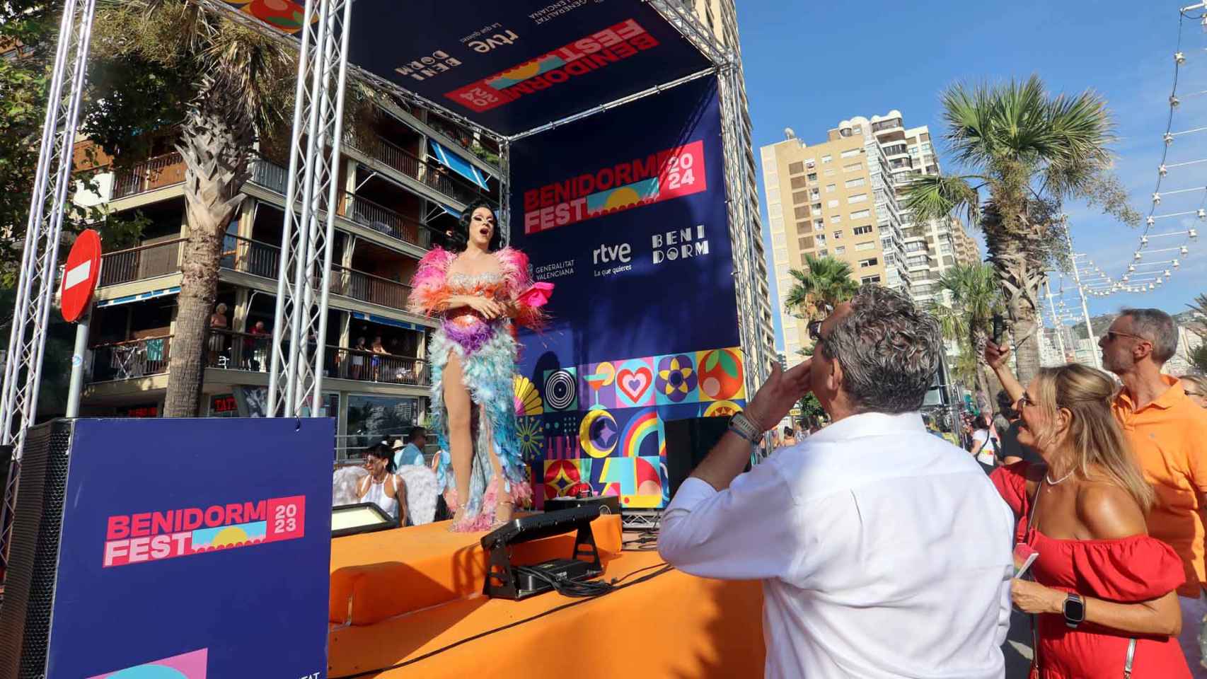 El alcalde Pérez 'lanza' un beso a Sharonne, la famosa ‘drag queen’.