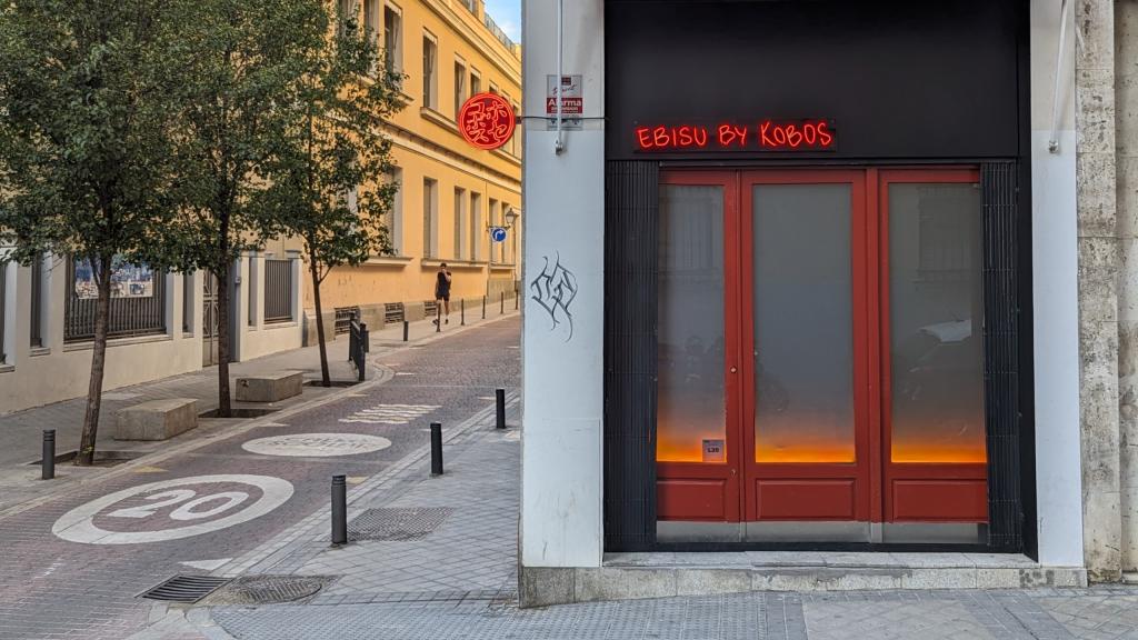 La puerta del nuevo local de Ebisu by Kobos en La Latina es un viaje directo a Japón