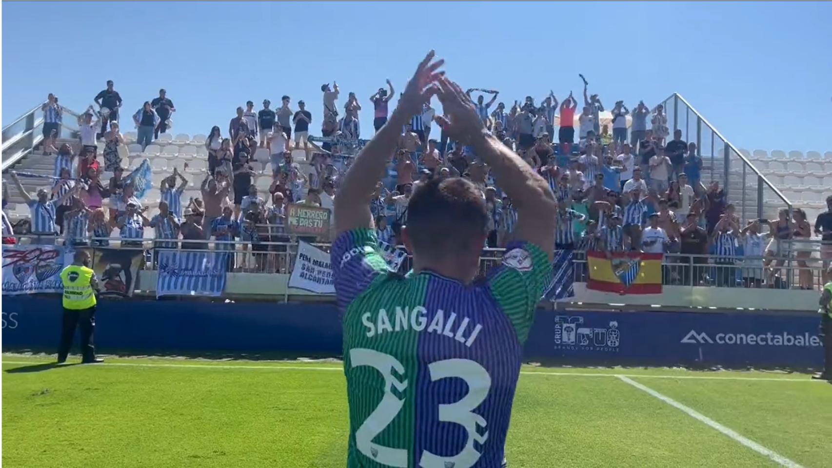 Celebración de la victoria del Málaga CF entre los jugadores y la afición.