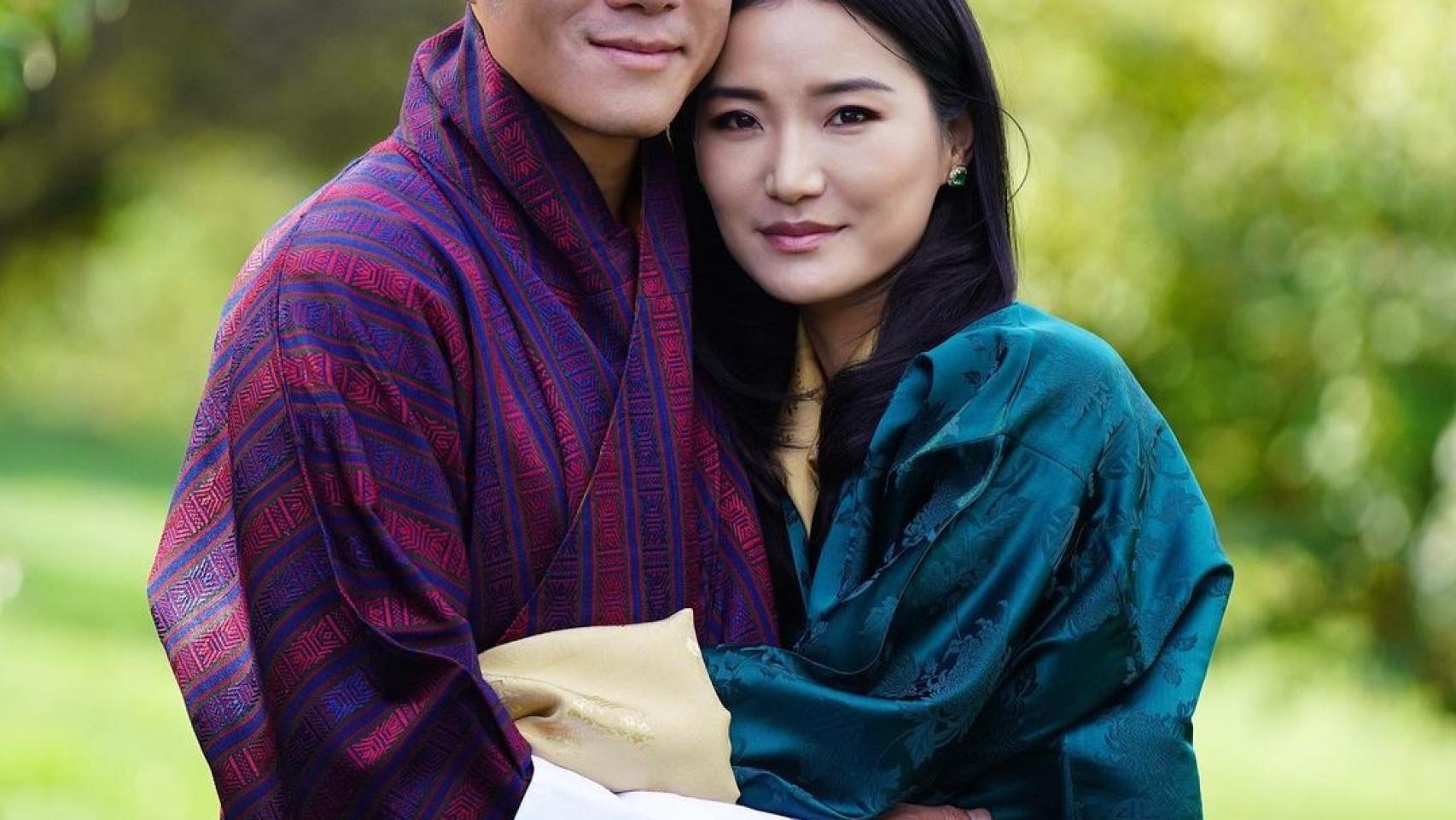 Los reyes, Jigme Khesar y Jetsun Pema, junto a sus dos hijos varones.