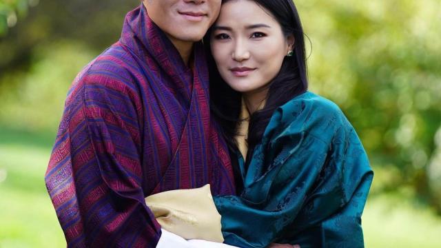 Los reyes, Jigme Khesar y Jetsun Pema, junto a sus dos hijos varones.