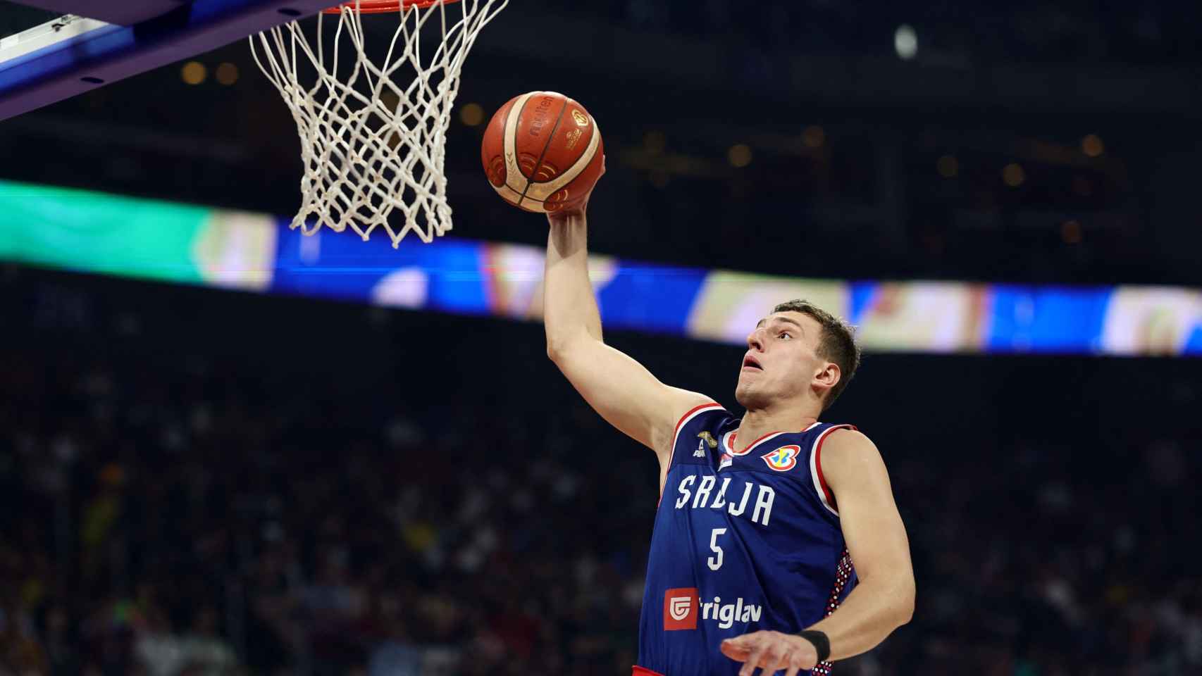 Nikola Jovic anota una canasta en la final del Mundial de baloncesto.
