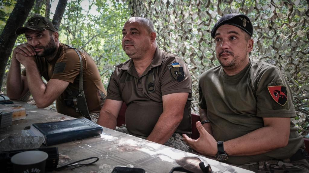 'Amuleto', junto a sus hombres de confianza, en el frente oriental de Ucrania.