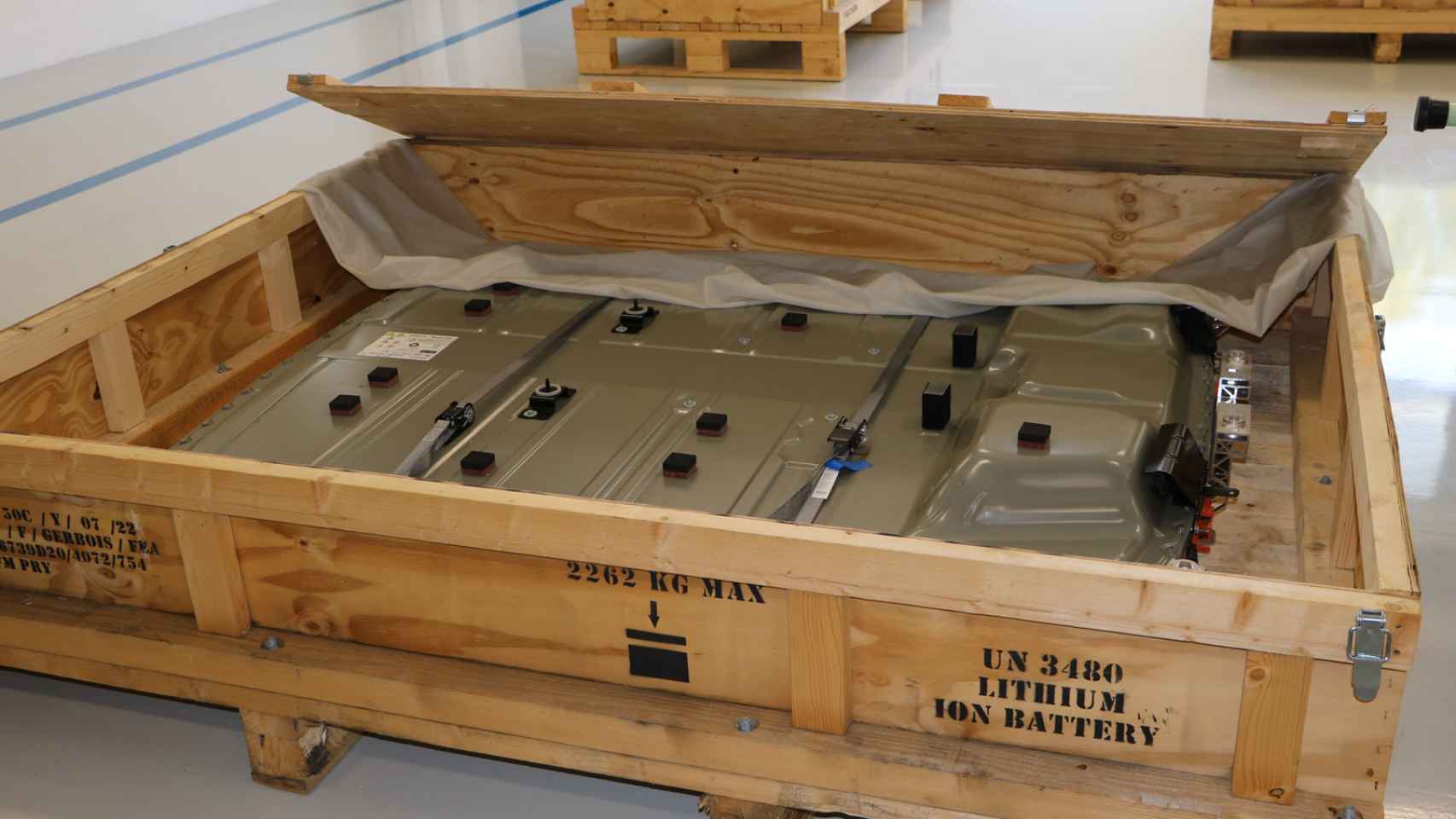 Las baterías llegan en estas cajas protectoras de madera.