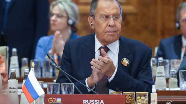 El ministro de Exteriores ruso, Sergei Lavrov, aplaude en el G20 de Nueva Delhi.