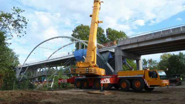 Trabajos para desmontar el tablero del puente de Ponte Arnelas (Pontevedra)