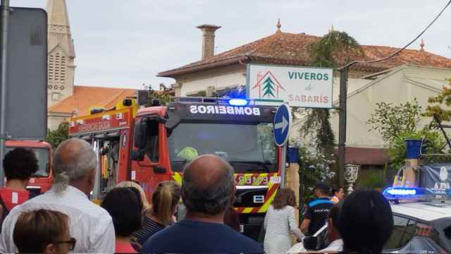 Los servicios de emergencias trabajando en la extinción del fuego.