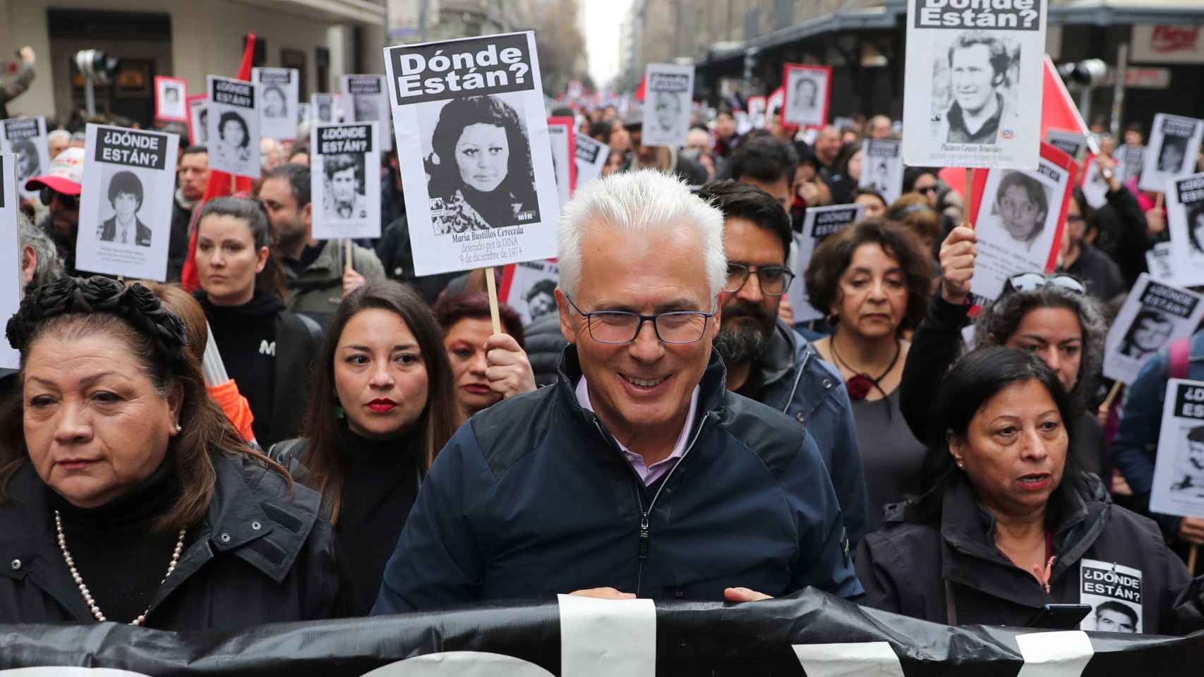 Baltasar Garzón, entre los manifestantes en homenaje a las víctimas de Pinochet