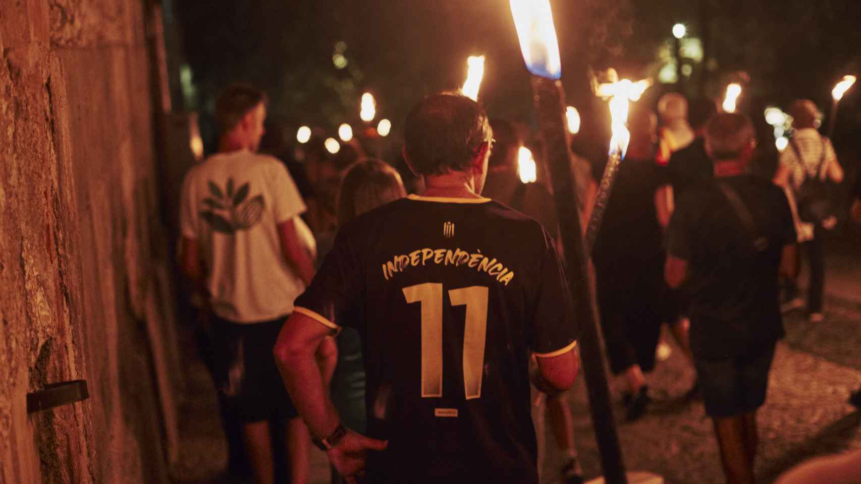 Un hombre luce una camiseta en la que se puede leer 'independencia', en Girona.