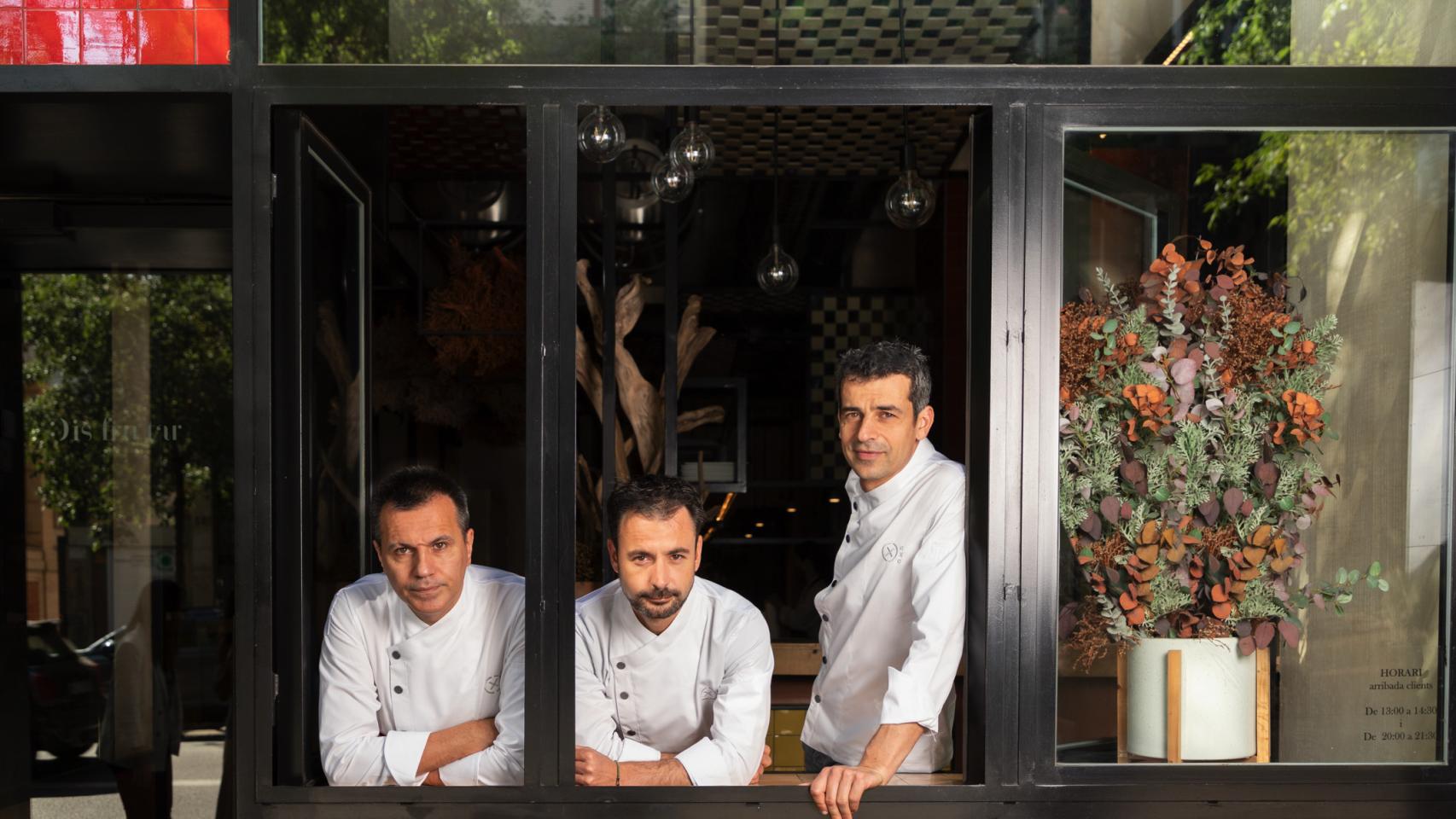 Oriol Castro, Eduard Xatruch y Mateu Casañas en su restaurante Disfrutar.