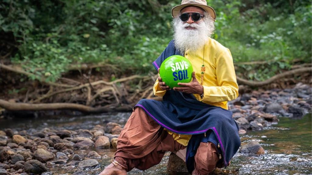 El indio místico Sadhguru, fundador deSave soil, el movimiento para recuperar los suelos degradados.