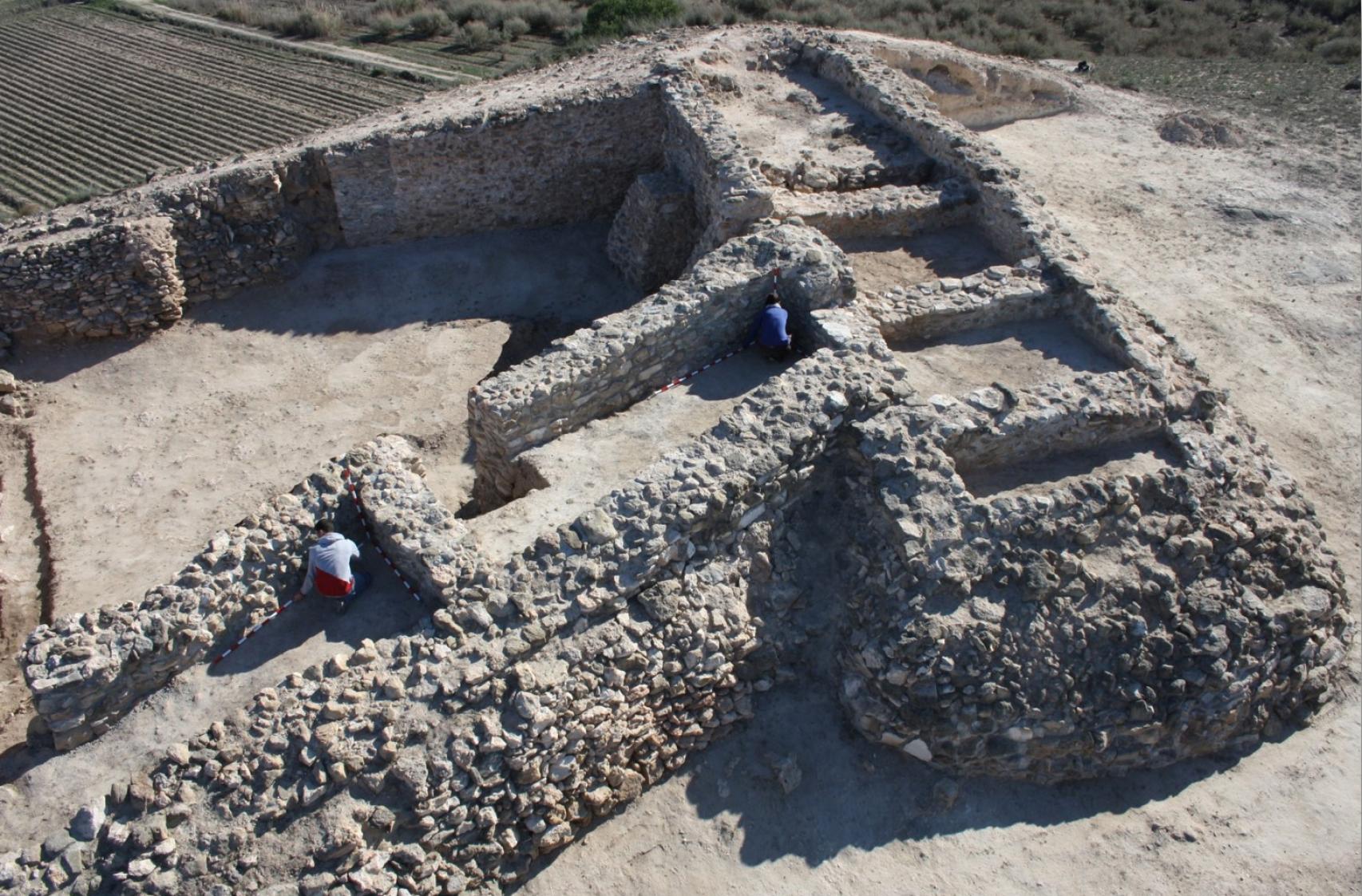 Muros excavados en el yacimiento fenicio de Guardamar.