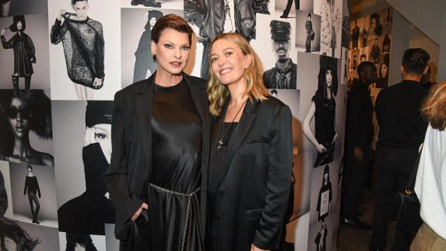 La empresaria, con Linda Evangelista.