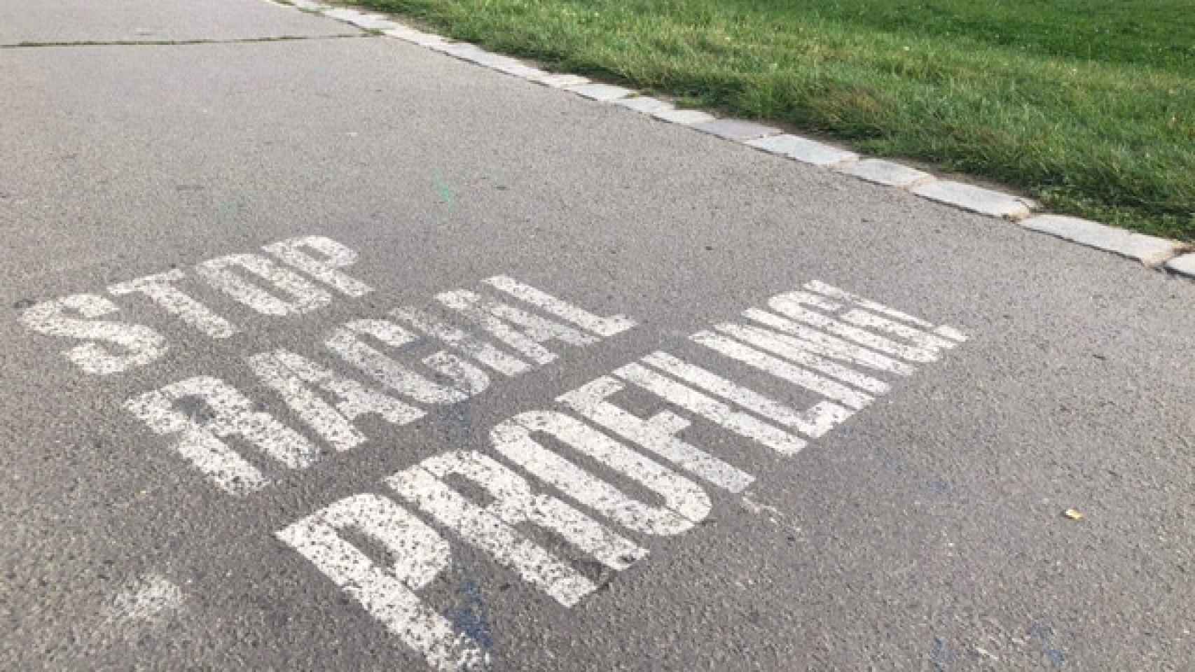 Una pintada en el suelo del parque Görlitzer lee: Stop Racial Profiling.