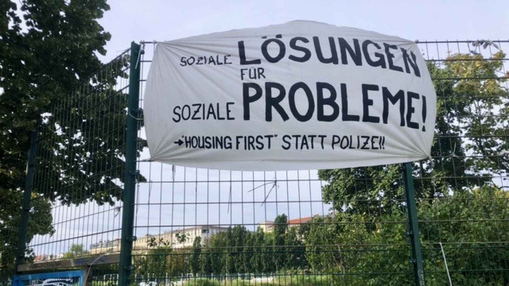 Una pancarta reclama: ¡Soluciones sociales a problemas sociales!.