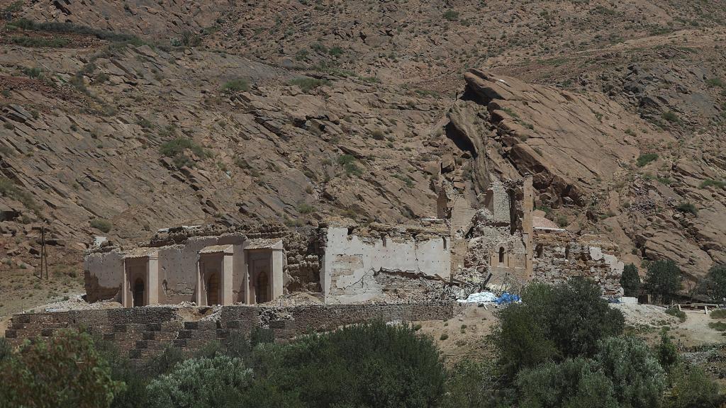 Estado actual de la mezquita de Tinmel, fotografiada a través de la ventana de un coche. Foto: Reuters/Hannah McKay