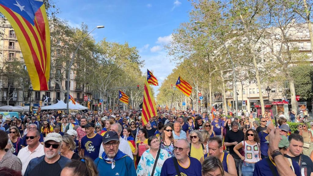 Una de las columnas a su paso por la Gran Vía de les Corts Catalanes de Barcelona.