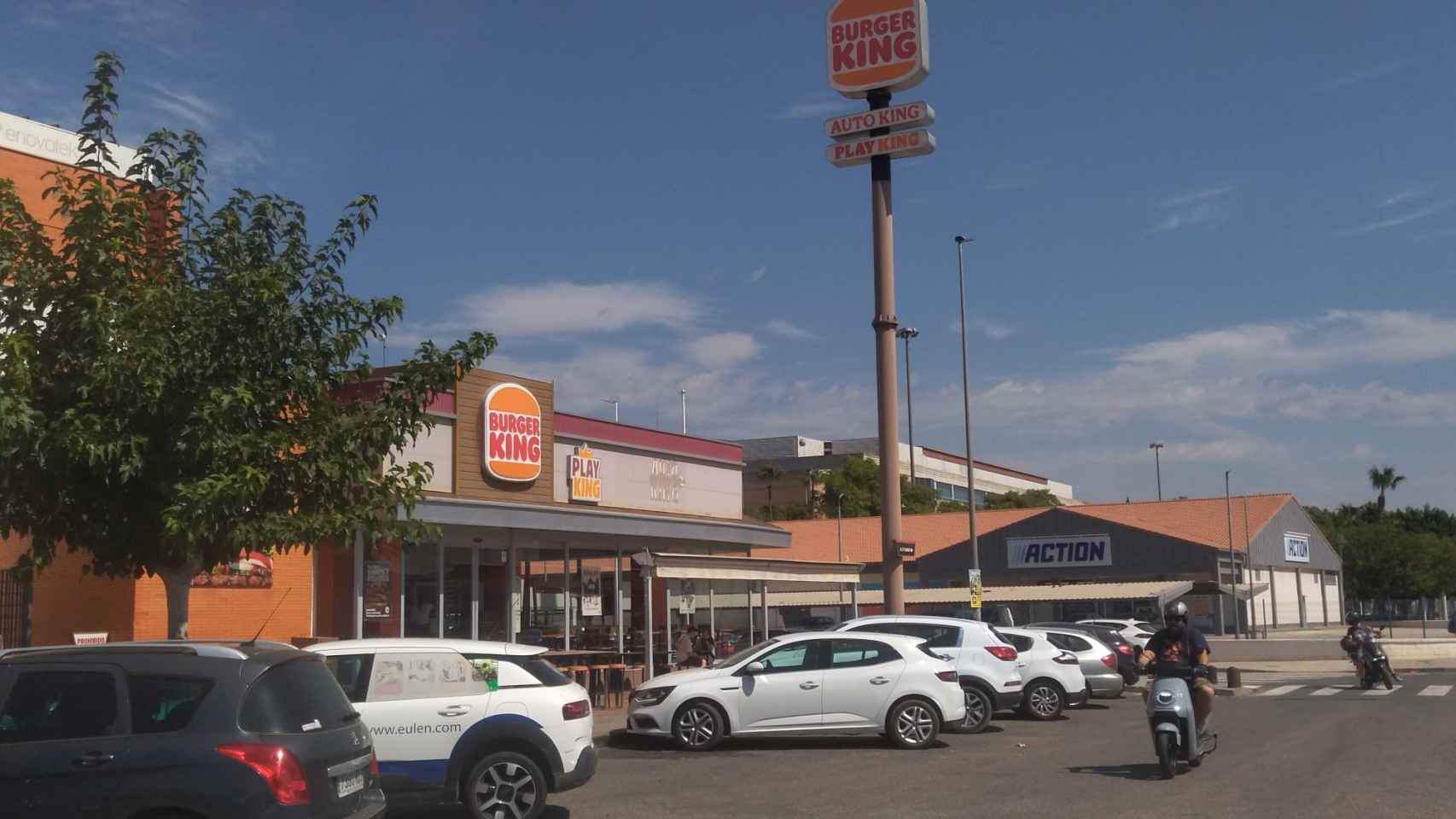 El restaurante que Burger King tiene en la zona de ocio de Atalayas en el que estuvieron trabajando los dos detenidos.