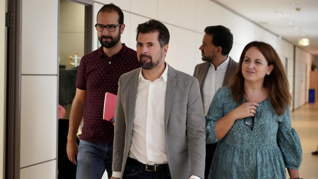 El secretario general del PSCyL, Luis Tudanca, a su llegada a la rueda de prensa de las Cortes de este lunes.