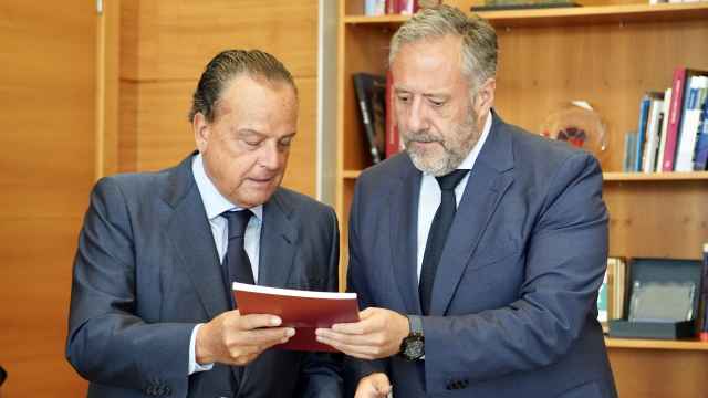 El presidente del Consejo de Cuentas, Mario Amilivia, entrega la Memoria de 2022 al presidente de las Cortes, Carlos Pollán, este lunes.