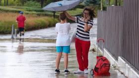 Una mujer y un niño durante una tormenta