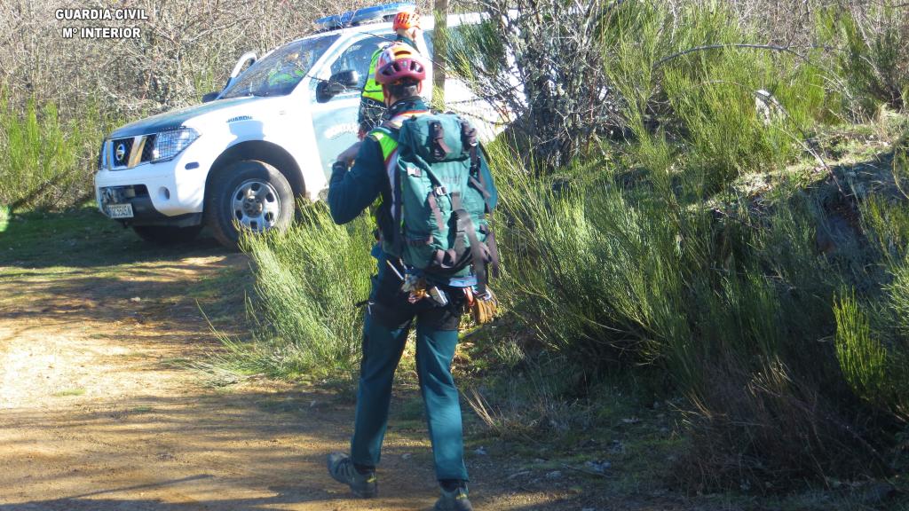 Imagen de archivo de varios agentes de la Guardia Civil durante un rescate