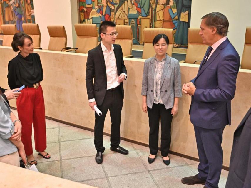 Carlos García Carbayo, alcalde de Salamanca, junto a la vicealcaldesa de Hefei, Ming Zhao, en un momento de la reunión mantenida hoy por la mañana.