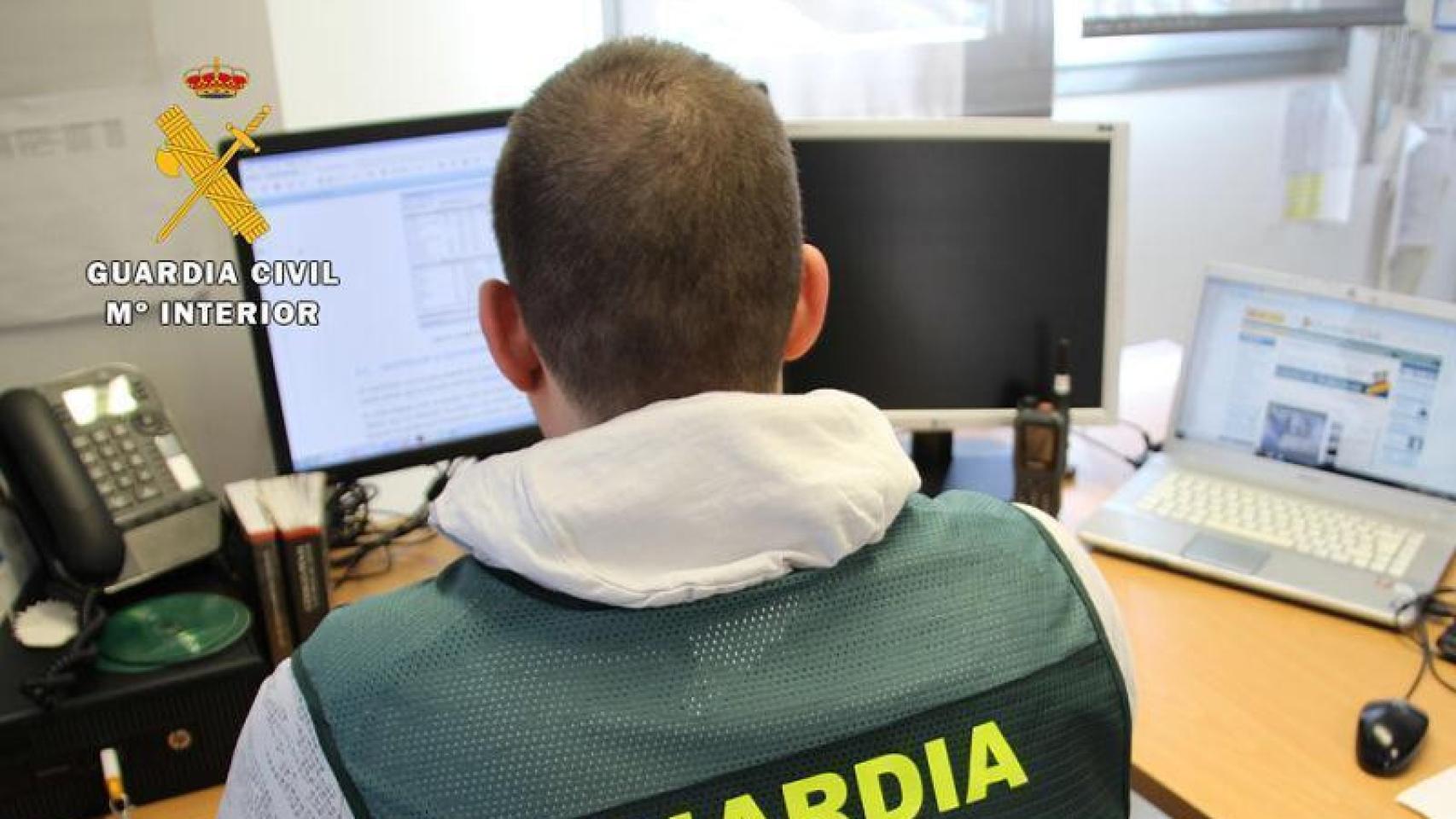 Un guardia civil llevando a cabo una investigación