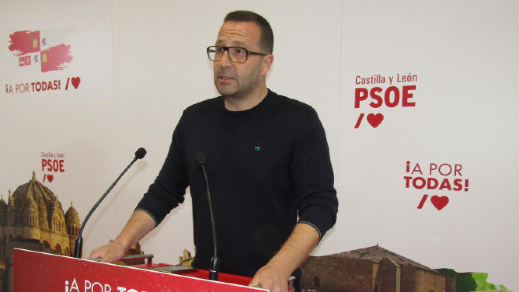 El secretario de Organización del PSOE de Zamora, Iñaki Gómez, en una rueda de prensa.