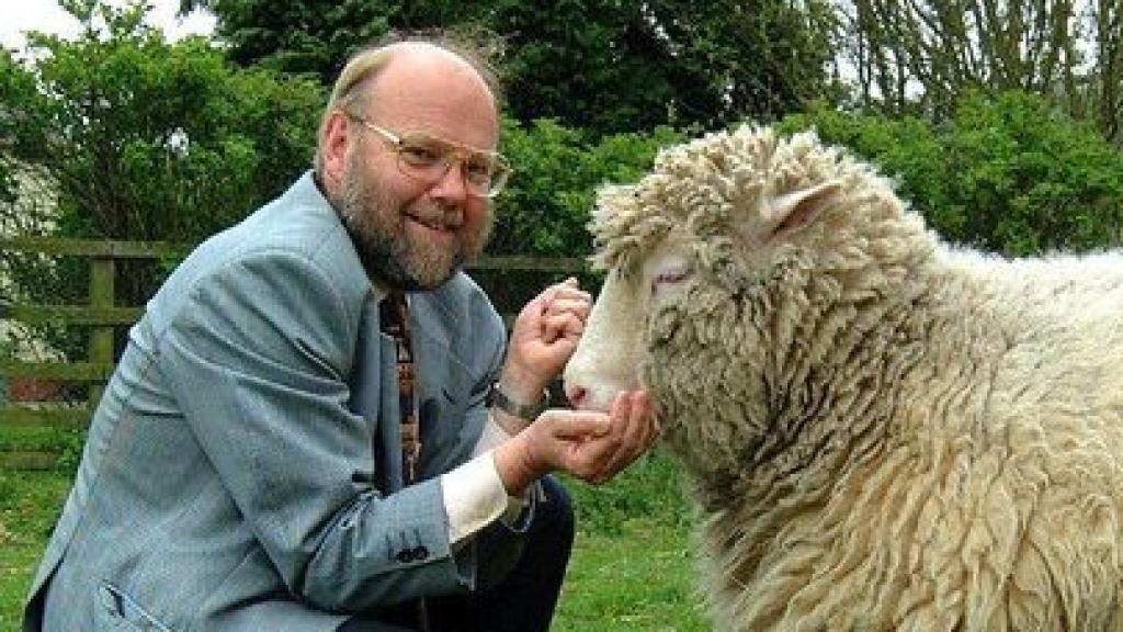 Ian Wilmut junto a la oveja Dolly.