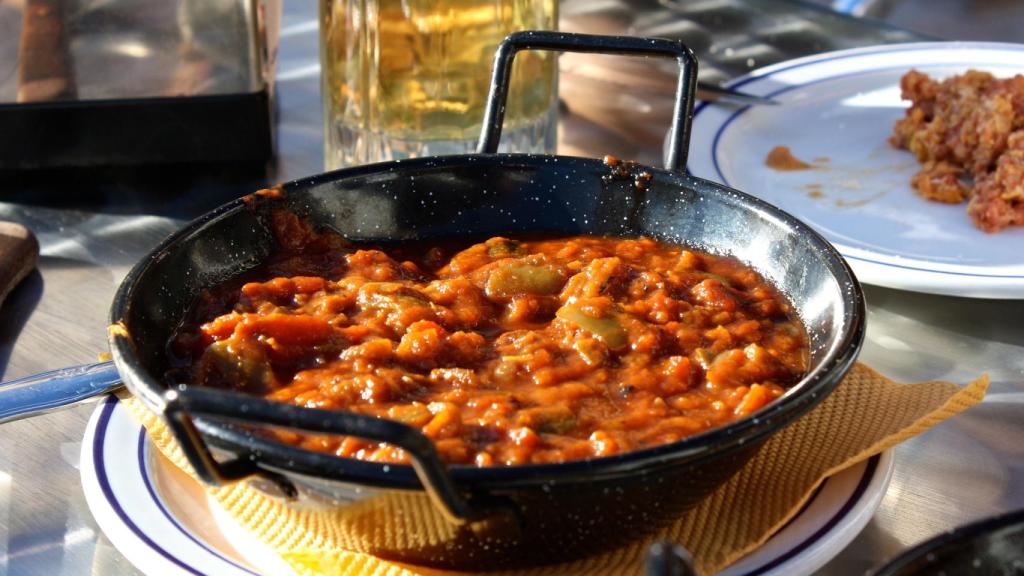 La berenjena, junto a tomates, ajos y cebollas, es el ingrediente principal.