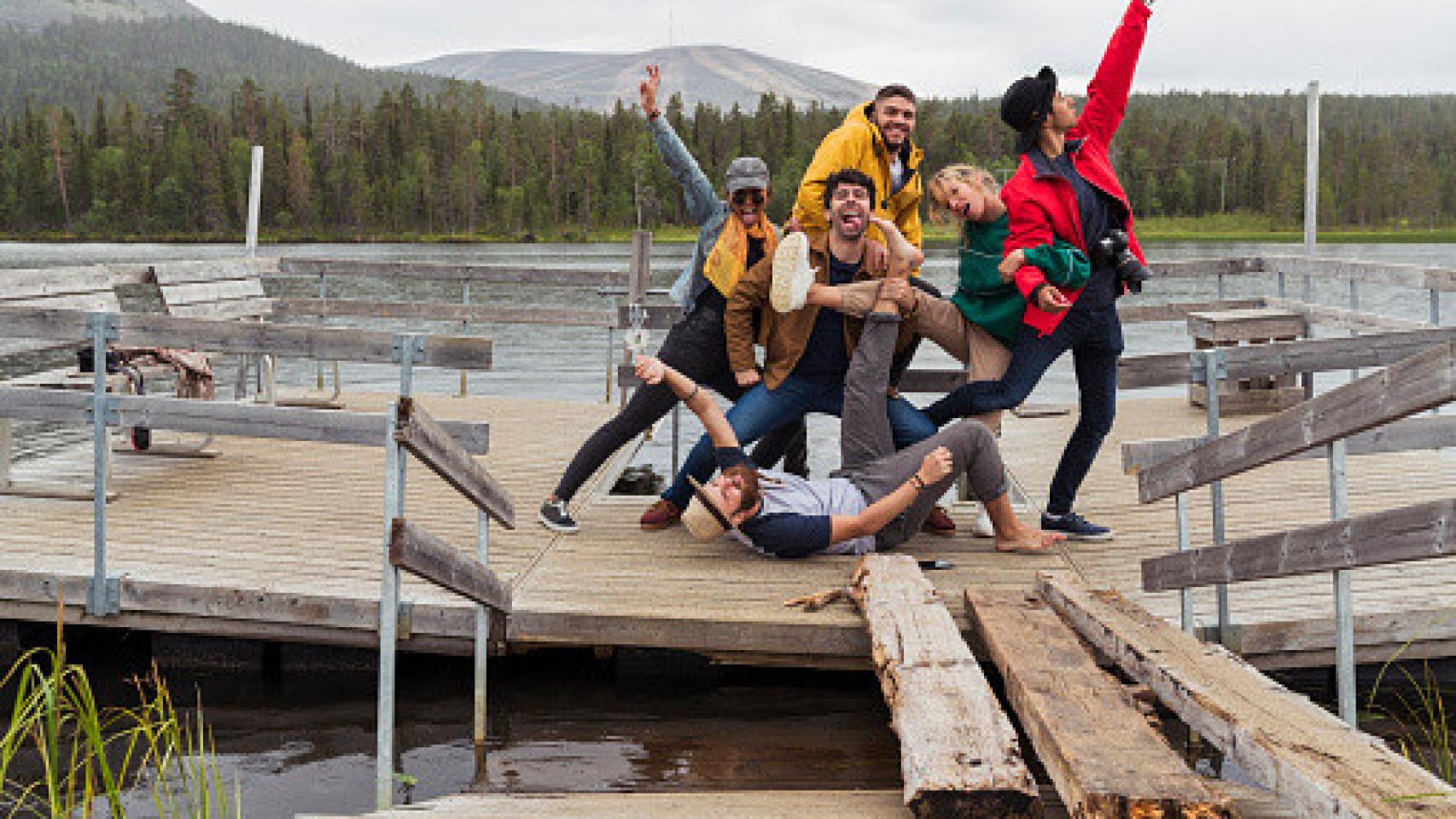 Imagen de un grupo de jóvenes en un lago de Finlandia. Foto: iStock.