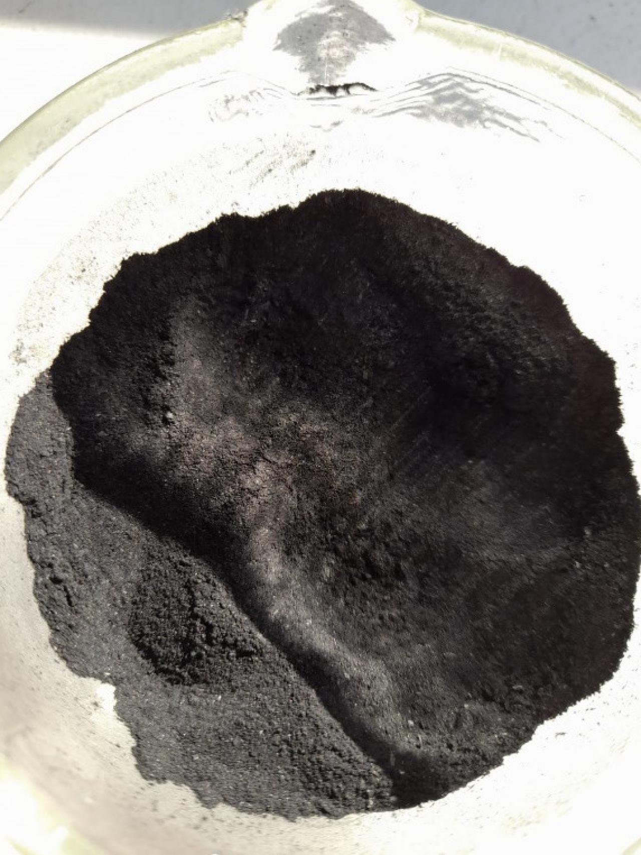 Carbón activado de yerba mate molido, durante la segunda fase en el laboratorio.