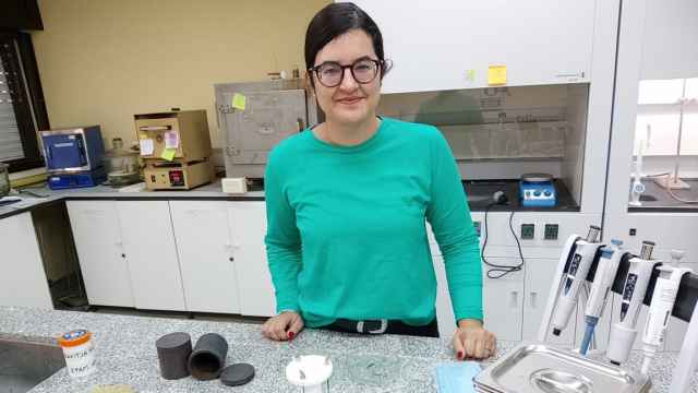 Florencia Jerez, ingeniera de materiales argentina, en un laboratorio.