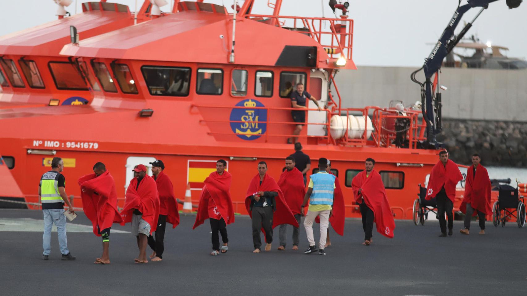 Un grupo de migrantes llegan al puerto de Arrecife (Lanzarote) tras ser rescatados en el mar