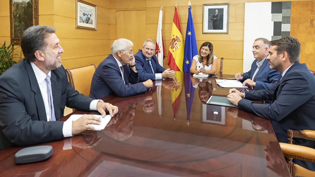 La presidenta de Cantabria, Mª José Sáenz de Buruaga, durante la reunión con Jordi Hereu, presidente de Hispasat.