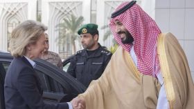 Ursula von der Leyen saluda al príncipe heredero de Arabia Saudí, Mohamed bin Salman, en Riad.