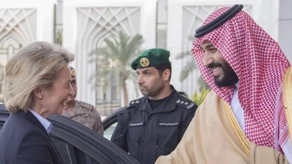 Ursula von der Leyen saluda al príncipe heredero de Arabia Saudí, Mohamed bin Salman, en Riad.