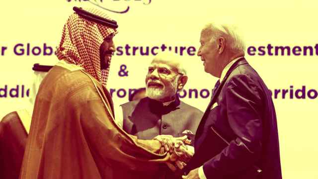 El príncipe de Arabia Saudí, Mohammed bin Salman, estrecha la mano del presidente de EEUU, Joe Biden, en la cumbre del G-20.