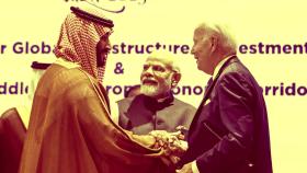 El príncipe de Arabia Saudí, Mohammed bin Salman, estrecha la mano del presidente de EEUU, Joe Biden, en la cumbre del G-20.